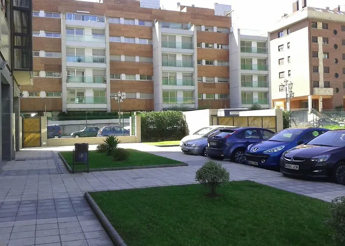 アパート Torre De La Fuente Aprtovistas Piscina Parking オビエド